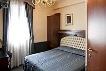 特兰缇斯酒店 2*